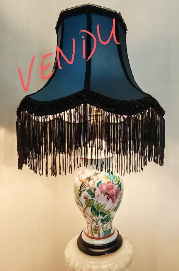 Lampe de table art déco style Chinoiserie, abat-jour bleu à franges noires. Pied en céramique fleuri et oiseau. Texte VENDU.